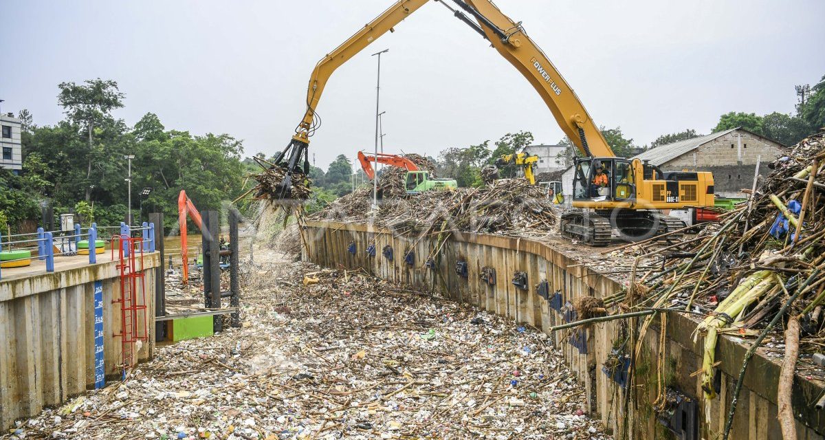 Ancaman Banjir Mengintai, Sampah TPS Kramat Jati Luberi Kali