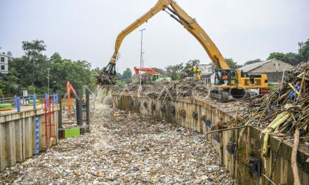 Ancaman Banjir Mengintai, Sampah TPS Kramat Jati Luberi Kali
