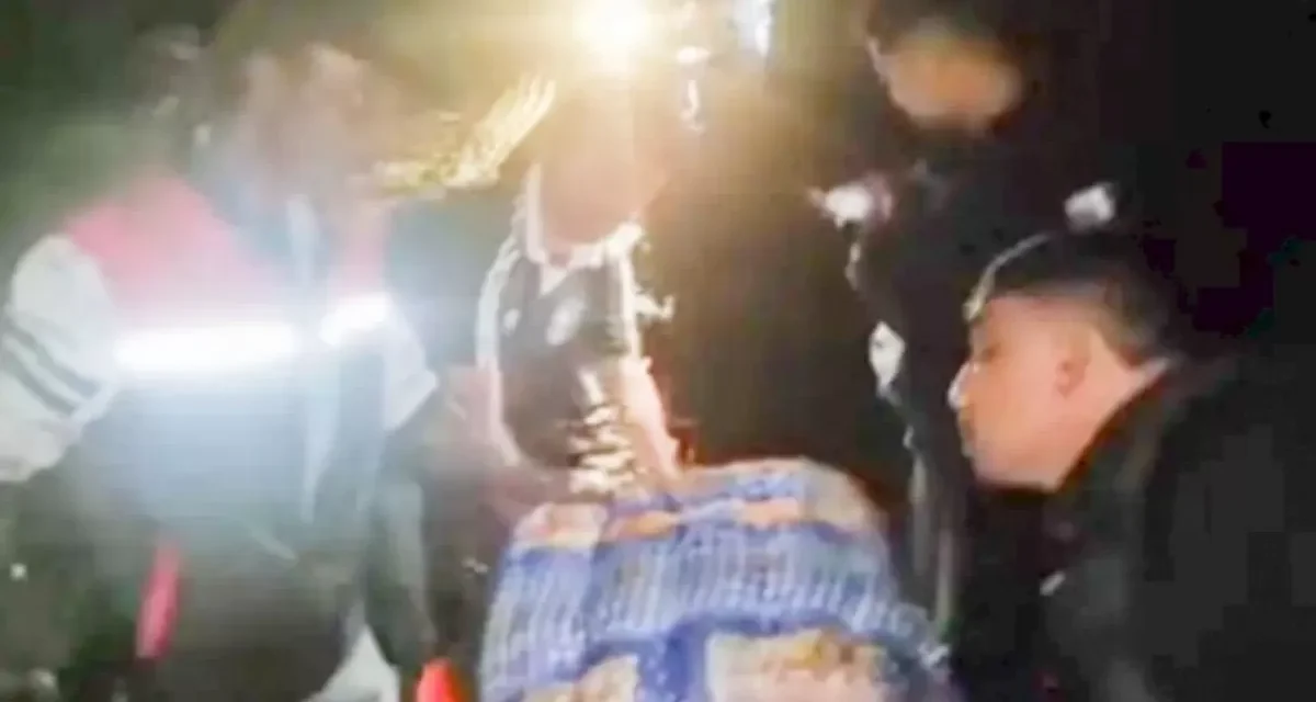 Aksi Sigap Polisi Di NTT Saat Ambulans Bawa Jenazah Kebanjiran