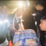 Aksi Sigap Polisi Di NTT Saat Ambulans Bawa Jenazah Kebanjiran