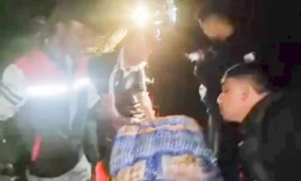 Aksi Sigap Polisi Di NTT Saat Ambulans Bawa Jenazah Kebanjiran