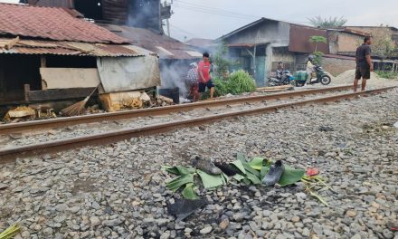 Driver Ojol Tewas Tertabrak Kereta di Medan, Penumpang Selamat